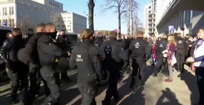 Multitudinaria protesta negacionista en Leipzig contra las restricciones del Gobierno alemán