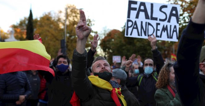 Negacionistas protestan en Madrid contra las mascarillas y la vacuna del coronavirus
