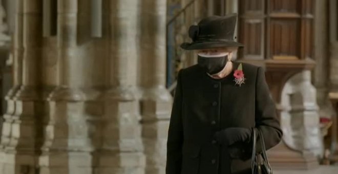 La reina Isabel II visita la tumba del Soldado Desconocido en Westminster