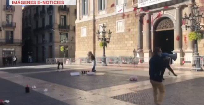 Un grupo de hosteleros arroja pintura contra la fachada de la Generalitat