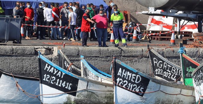 El muelle de Arguineguín acoge a 1.570 migrantes y podrían llegar a 2.500, según Cruz Roja