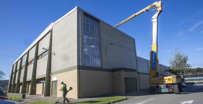 Arrancan las obras para renovar la cubierta del Pabellón Deportivo de Revilla