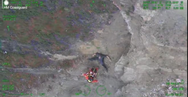 Peligroso rescate de un escalador en un acantilado del Reino Unido