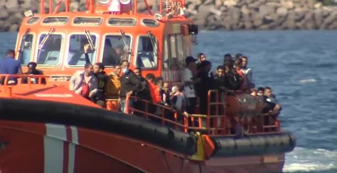 El muelle de Arguineguín saturado por la llegada de pateras