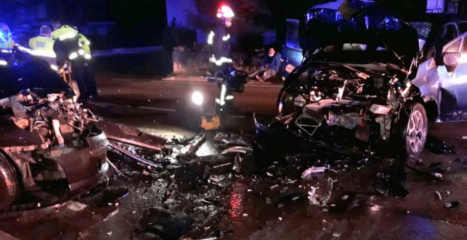 Dos heridos leves tras la colisión frontal de dos vehículos en Laredo