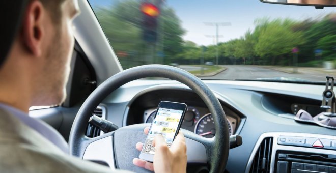 Así es la reforma de la ley de Tráfico: seis puntos menos por conducir con el móvil, 30 km/h en las calles de ciudades...