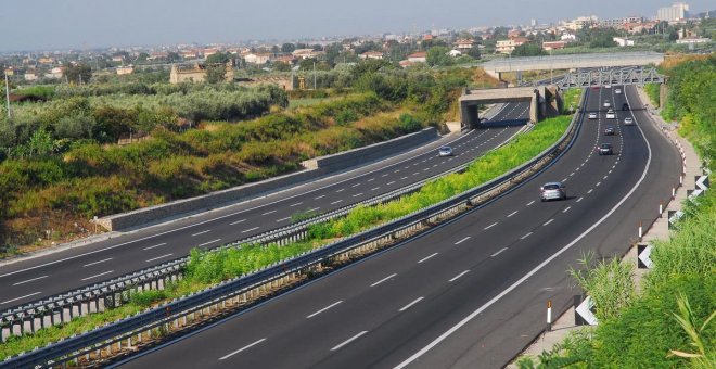 Italia planea electrificar 62 km de autostrada con la carga por inducción de ElectReon