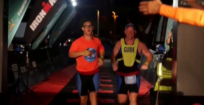 Chris Nikic, el primer atleta con síndrome de Down en completar el 'Ironman'