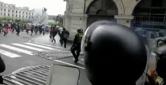 Enfrentamientos en las calles de Lima tras la destitución del presidente Vizcarra