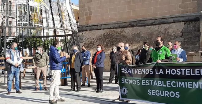 Hosteleros se concentran en Badajoz para reclamar seguridad de sus locales