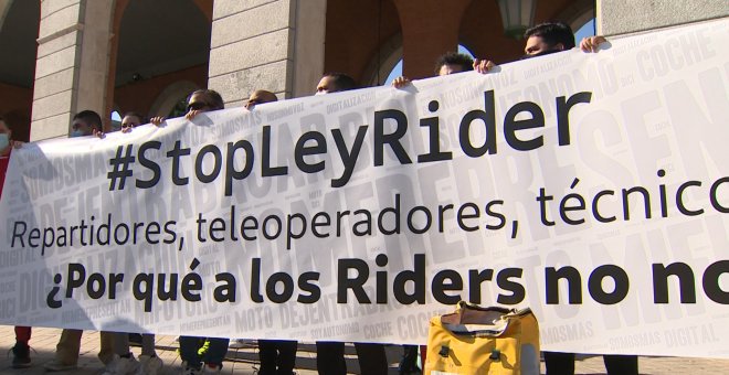 Repartidores se manifiestan en trabajo contra la 'Ley Rider'