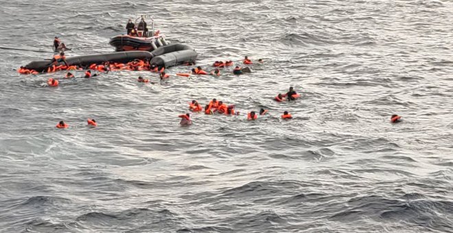 Al menos seis migrantes muertos, entre ellos un bebé de seis meses, tras un naufragio de una patera en el Mediterráneo central