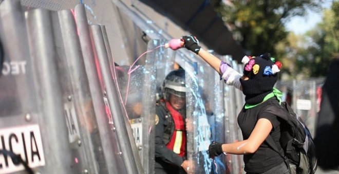 Marchan en Ciudad de México contra la represión a feministas