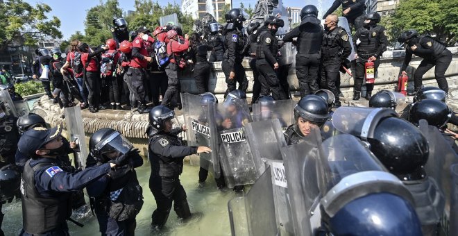 La policía de Cancún disuelve a tiros una manifestación feminista, en imágenes
