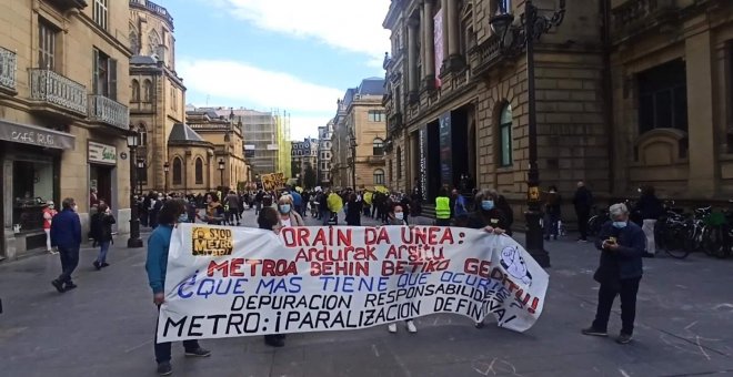 Un millar de personas protestan en San Sebastián contra la pasante de Euskotren