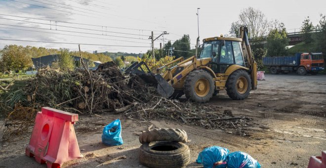 Torrelavega retira 95 toneladas de árboles arrastrados, basura y plástico del Saja-Besaya
