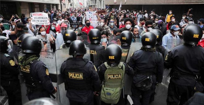 Dos muertos en las protestas masivas en Perú contra la destitución de Vizcarra
