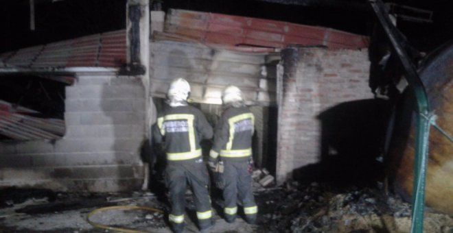 Mueren un millar de gallinas en el incendio de una nave avícola en La Cavada