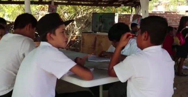 Los hijos de 'El Chapo' Guzmán instalan una escuela improvisada en plena calle en Culiacán