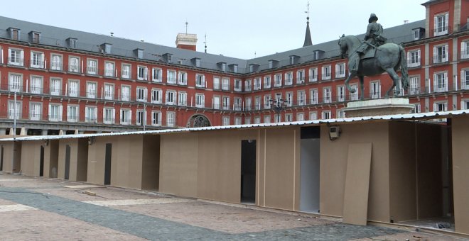 Instalación del mercado navideño en la Plaza Mayor de Madrid