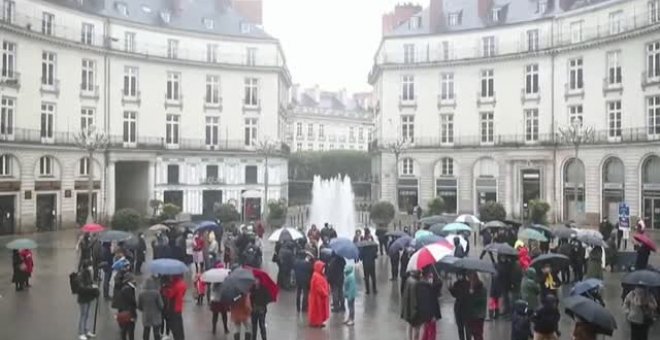 Decenas de personas rezan en Nantes bajo la lluvia para pedir a Macron que permita las misas