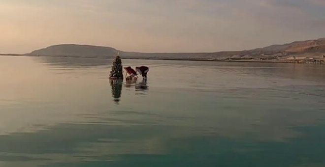 Santa Claus viaja hasta el Mar Muerto para propagar el espíritu navideño