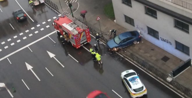 Un vehículo colisiona contra la valla en la Calle Castilla de Santander
