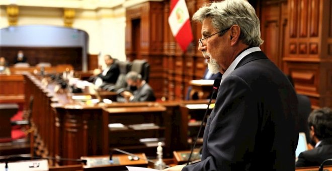 El Congreso de Perú elige a Francisco Sagasti como nuevo presidente interino