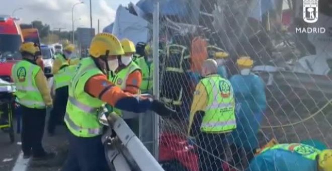 Angustioso rescate del conductor de una furgoneta en Madrid