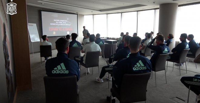 Reunión de la Selección con el cuerpo técnico antes del partido frente a Alemania