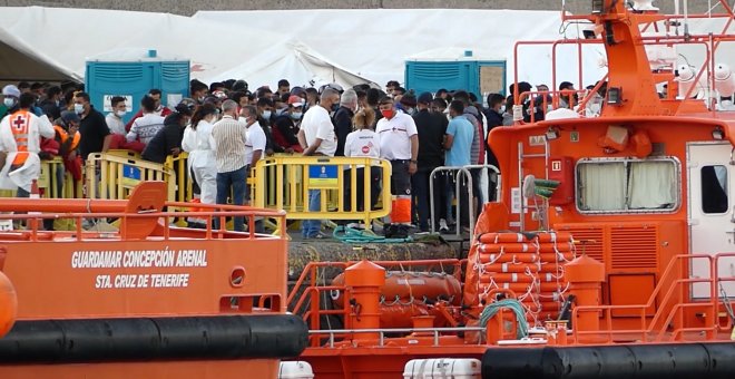 Llegan varios autobuses a La Feria con migrantes desalojados del muelle de Arguineguín