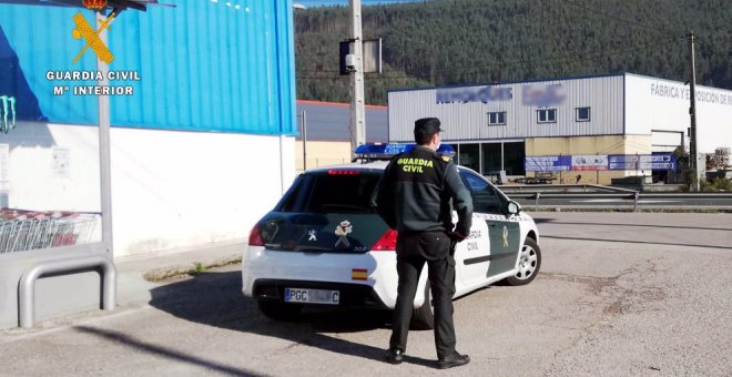 Dos detenidos por robar a un hombre al que inmovilizaron y amenazaron con una navaja