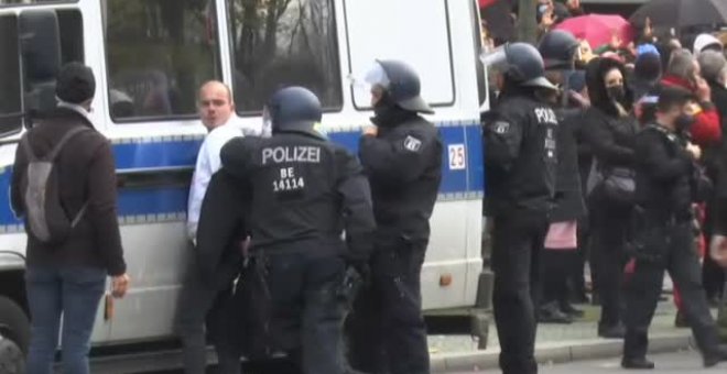 Cañones de agua y detenidos durante una protesta en Berlín