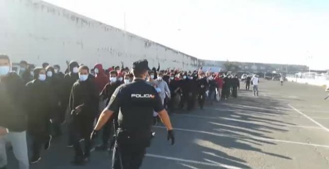 Marlaska ordena investigar quién dio la orden de dejar 200 inmigrantes en la calle