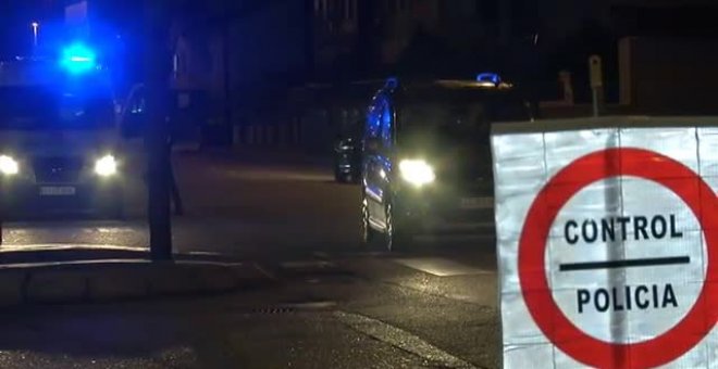 La policía asturiana patrulla las calles para que todo el mundo cumpla con el toque de queda