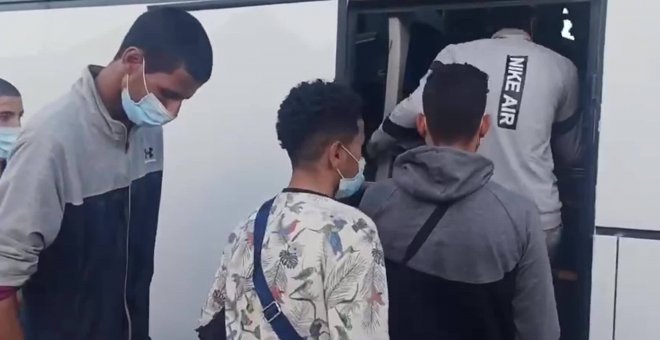 Traslado de los 200 migrantes del Muelle de Arguineguín al CATE de Barranco Seco