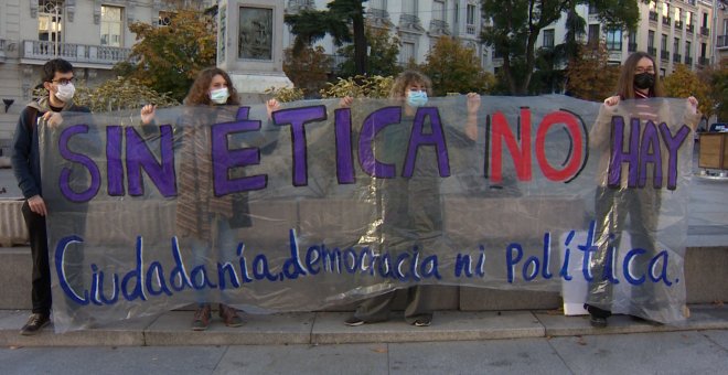 Estudiantes despliegan pancarta en defensa de la asignatura de Ética