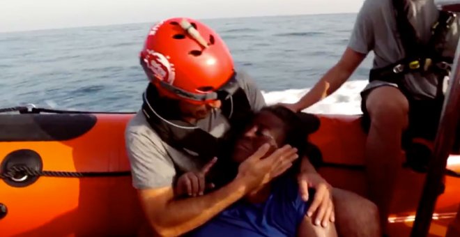 "El valor de una sola vida es incalculable": el vídeo de un rescatador de Open Arms abrazando y acariciando a una mujer en el mar