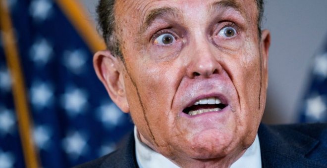 La metáfora visual de Rudolph Giuliani: sudando literalmente tinta mientras habla de fraude electoral en EEUU