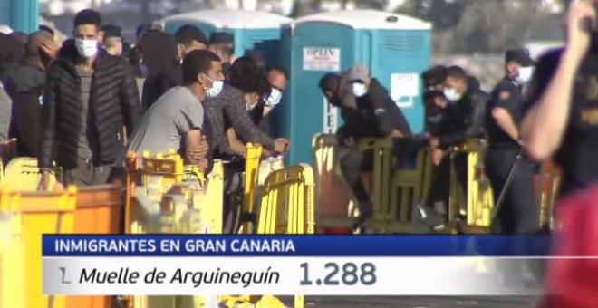 Una comitiva judicial visita el muelle de Arguineguín para comprobar la situación de los inmigrantes