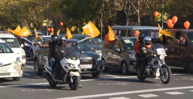 Cientos de coches llenan la Castellana de Madrid contra la 'Ley Celaá'