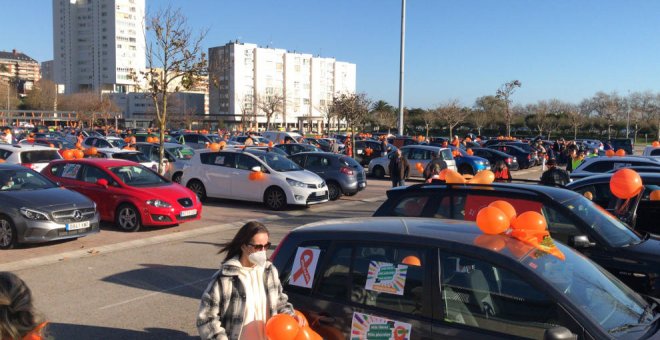 Cientos de vehículos llenan las calles de Santander contra la Ley Celaá