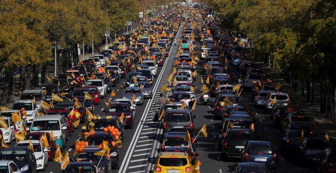 Miles de coches recorren más de 50 ciudades contra la nueva ley de educación con el respaldo de PP, Cs y Vox