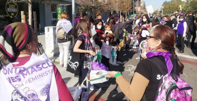 Centenares de mujeres forman una cadena humana en Barcelona contra la violencia machista