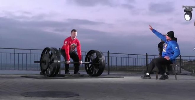 Levantar un coche de 400 kilos o arrastrar un camión, ¿Quién es el hombre más fuerte de Rusia?