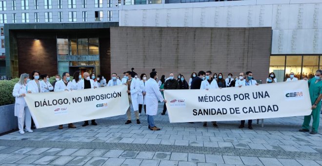 Médicos cántabros se concentran ante los centros sanitarios para pedir la retirada del decreto sobre contratación