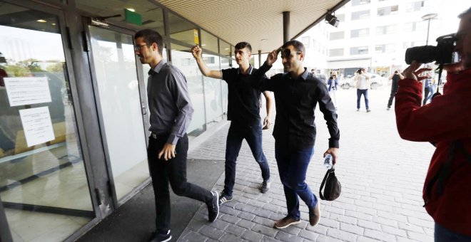 L'Audiència de Barcelona absol tres estudiants de la UAB jutjats per estripar una bandera espanyola el 2016