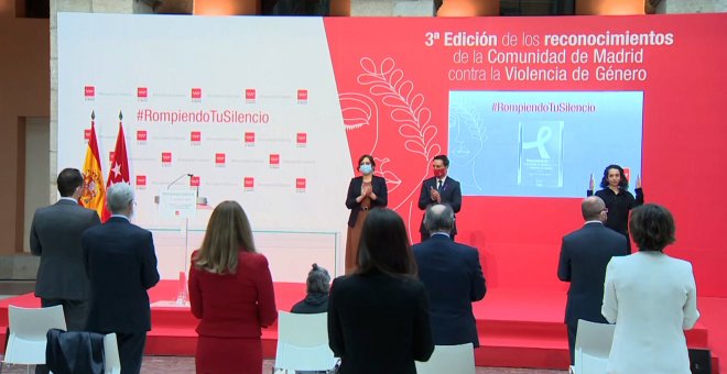 Ayuso participa en un minuto de silencio contra la violencia de género