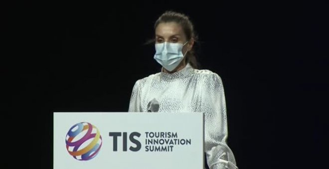 La reina traslada el saludo cariñoso del rey a los asistentes al congreso donde hoy debía intervenir en Sevilla