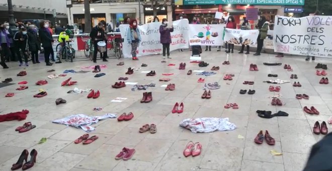 Zapatos rojos en Valencia para visibilizar a las mujeres asesinadas